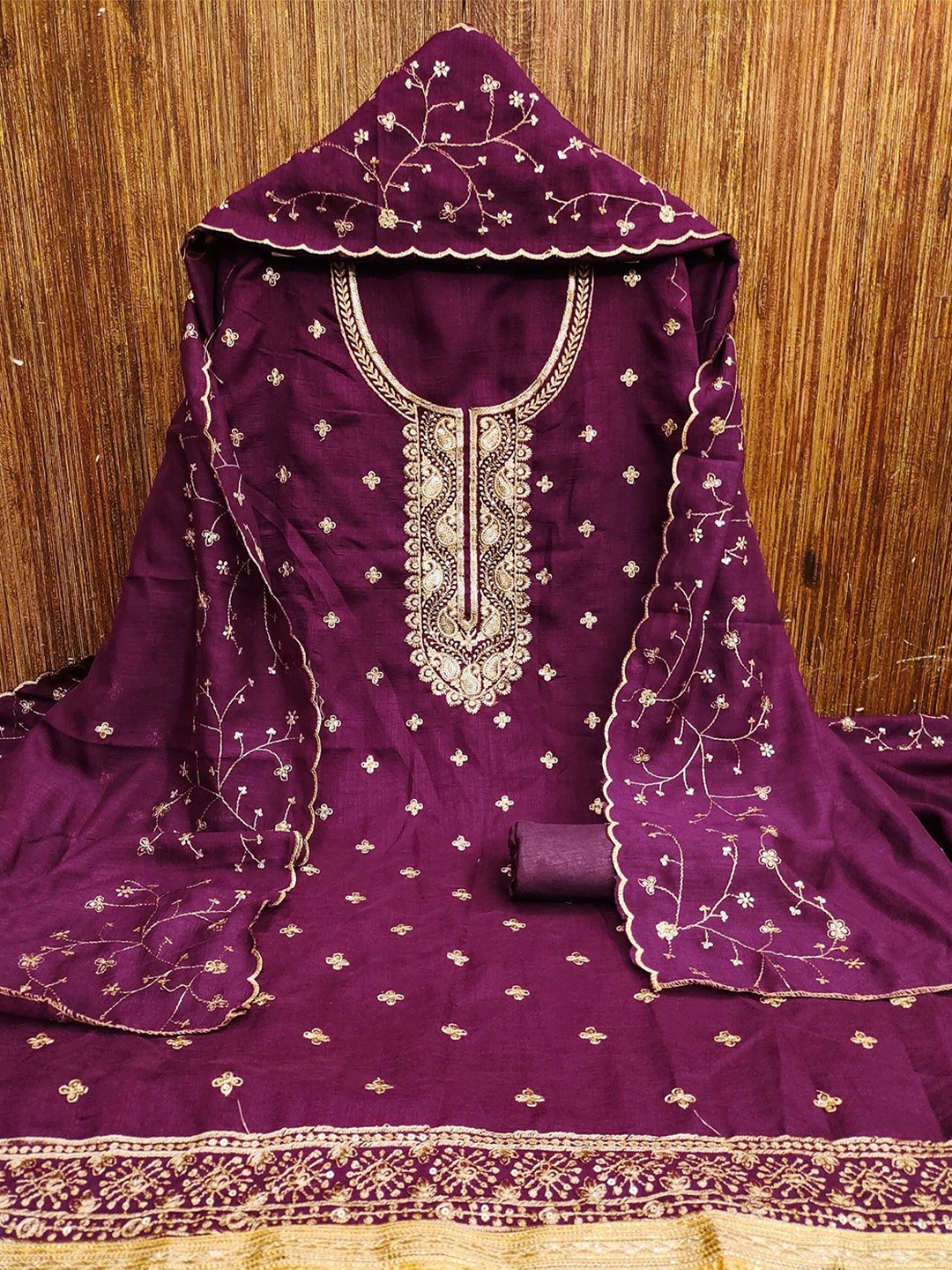 LeeliPeeri Designer Ethnic Motifs Embroidered Sequinned Unstitched Dress Material, Purple
LeeliPeeri Designer Ethnic Motifs Embroidered Sequinned Unstitched Dress Material, Purple
