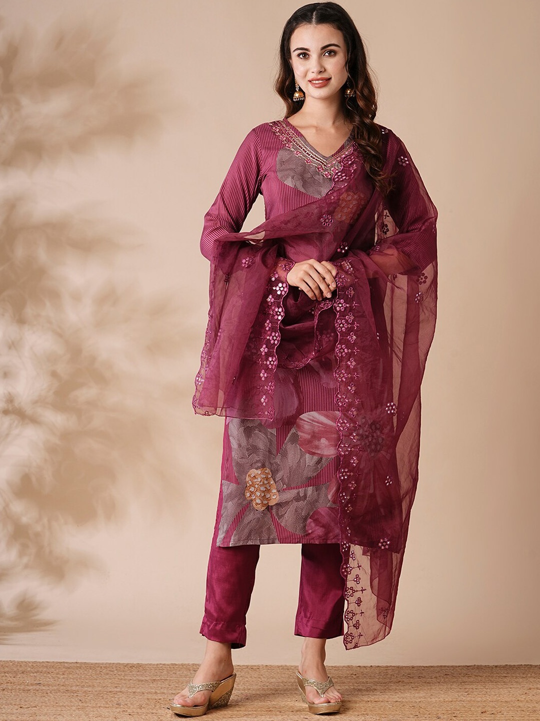 FASHOR Floral Printed Regular Mirror Work Kurta with Trousers & With Dupatta, Burgundy
FASHOR Floral Printed Regular Mirror Work Kurta with Trousers & With Dupatta, Burgundy