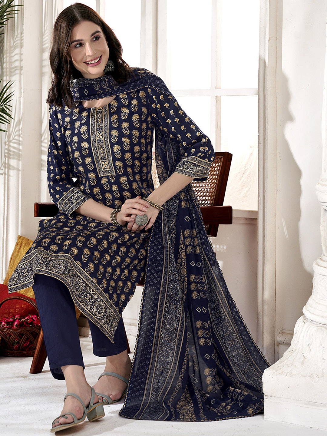 Anouk Blue Floral Printed Regular Mirror Work Straight Kurta With Trousers & Dupatta
Anouk Blue Floral Printed Regular Mirror Work Straight Kurta With Trousers & Dupatta