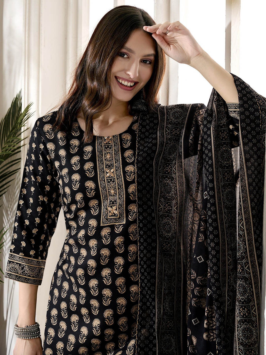 Anouk Floral Printed Regular Mirror Work Straight Kurta With Trousers & Dupatta, Black
Anouk Floral Printed Regular Mirror Work Straight Kurta With Trousers & Dupatta, Black