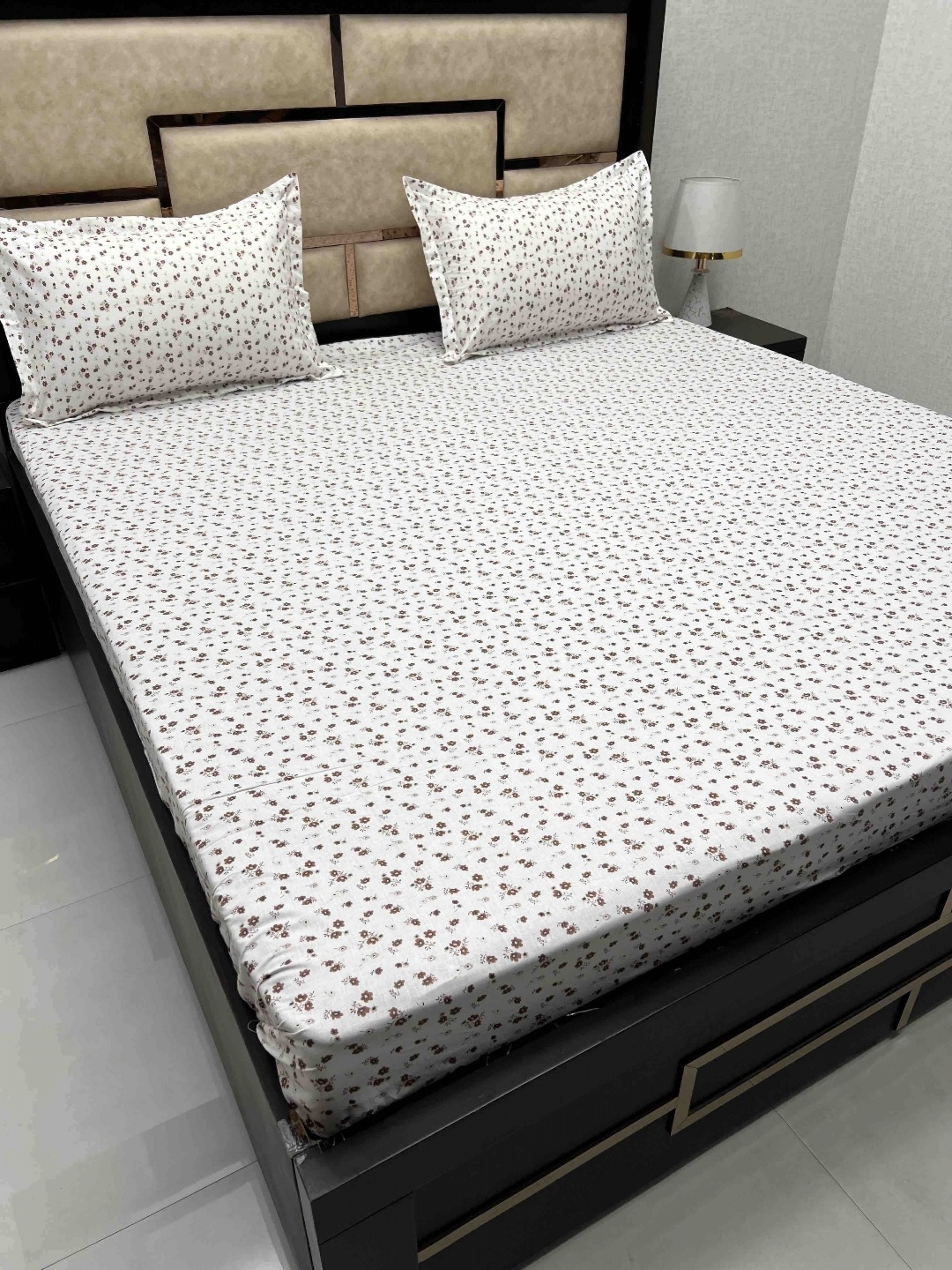 Pure Decor White & Brown Floral Pure Cotton 400 TC King Bedsheet with 2 Pillow Covers
Pure Decor White & Brown Floral Pure Cotton 400 TC King Bedsheet with 2 Pillow Covers