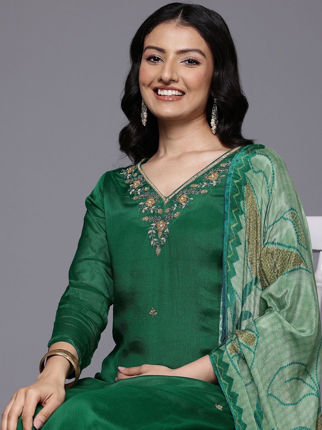 Varanga Women Floral Embroidered Regular Beads and Stones Kurta with Trousers & With Dupatta, Green
Varanga Women Floral Embroidered Regular Beads and Stones Kurta with Trousers & With Dupatta, Green