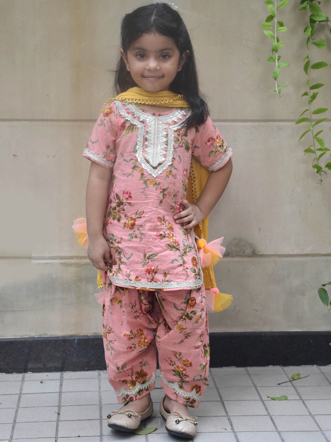 Fayon Kids Girls Floral Printed Regular Pure Cotton Kurta with Trousers & Dupatta, Peach
Fayon Kids Girls Floral Printed Regular Pure Cotton Kurta with Trousers & Dupatta, Peach