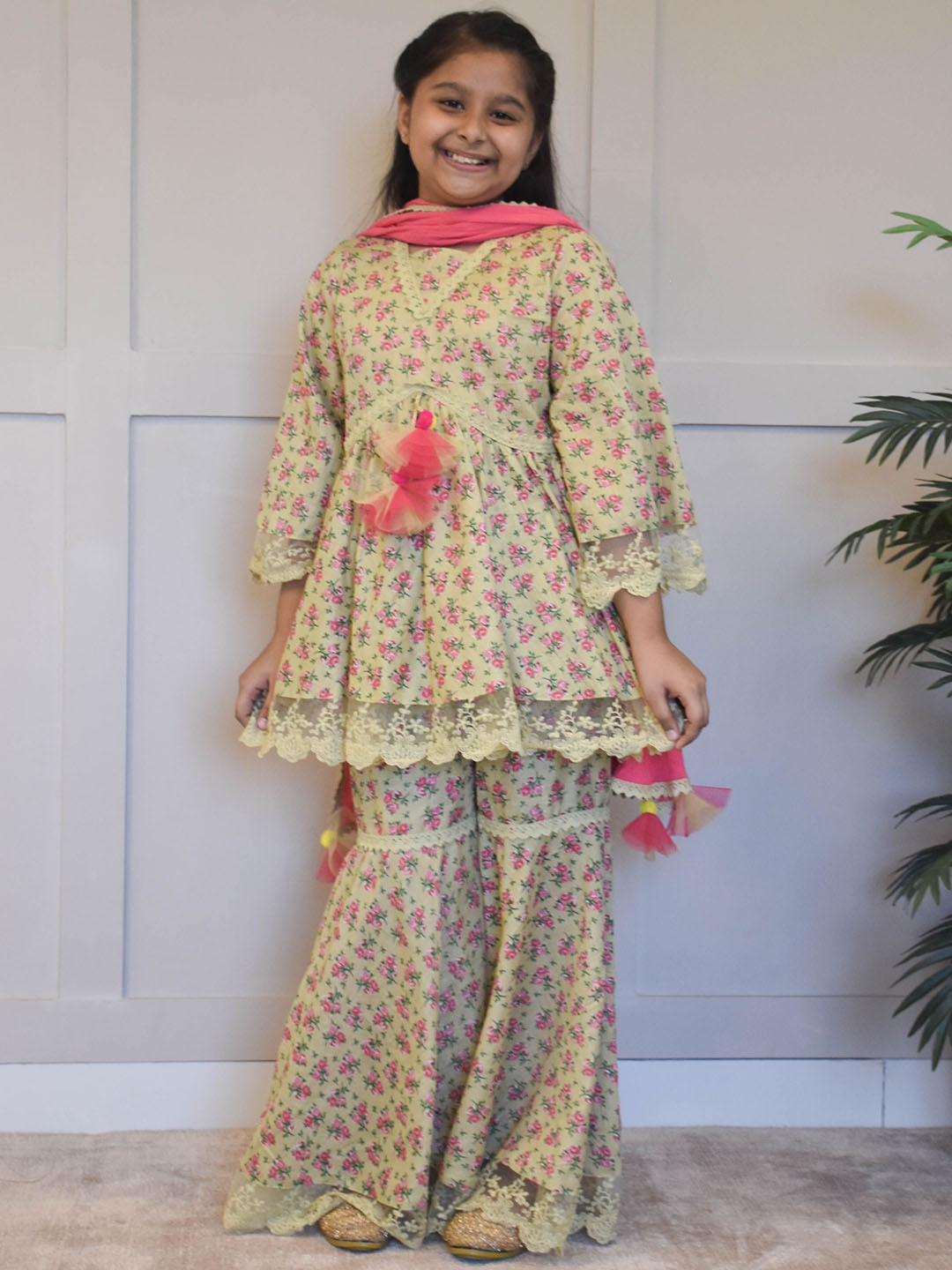 Fayon Kids Girls Floral Printed Regular Pure Cotton Kurta with Sharara & With Dupatta, Green
Fayon Kids Girls Floral Printed Regular Pure Cotton Kurta with Sharara & With Dupatta, Green