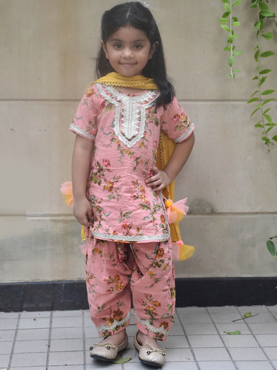 Fayon Kids Girls Floral Printed Regular Pure Cotton Kurta with Trousers & Dupatta, Peach
Fayon Kids Girls Floral Printed Regular Pure Cotton Kurta with Trousers & Dupatta, Peach