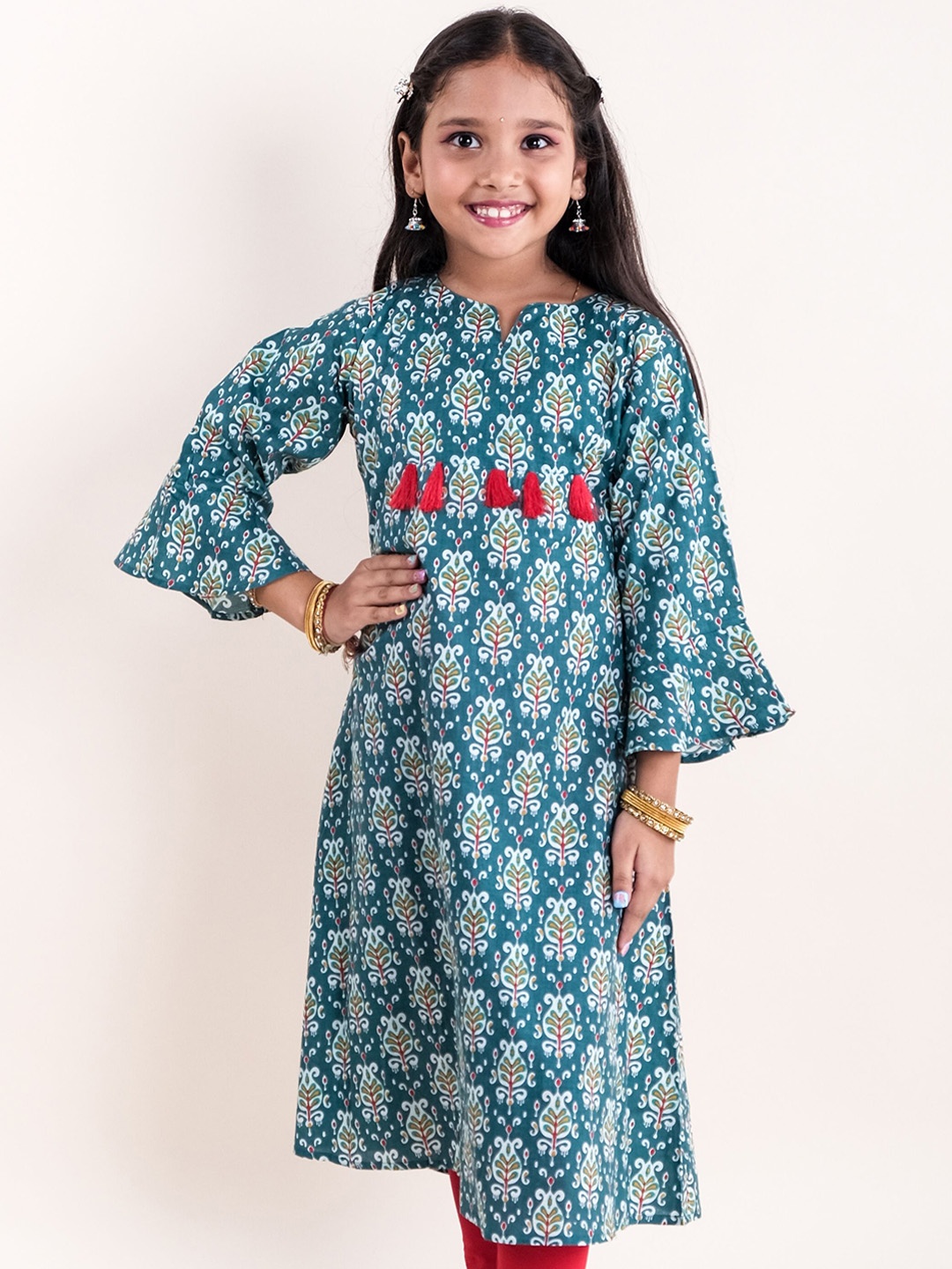 KiddoPanti Girls Notched Neck Floral Printed Flared Sleeves Cotton A line Kurta, Green
KiddoPanti Girls Notched Neck Floral Printed Flared Sleeves Cotton A line Kurta, Green