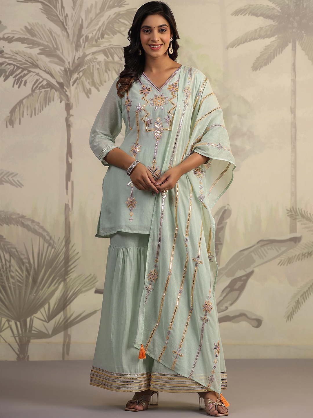 SCAKHI V Neck Ethnic Motifs Embroidered Regular Gotta Patti Pure Cotton Straight Kurta Set, Green
SCAKHI V Neck Ethnic Motifs Embroidered Regular Gotta Patti Pure Cotton Straight Kurta Set, Green
