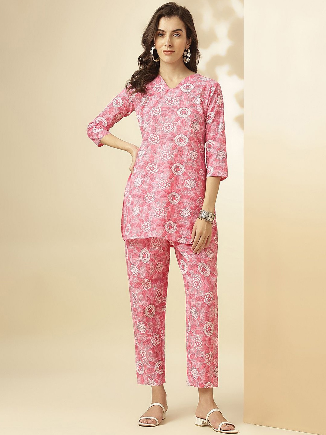 KALINI Floral Printed V-Neck Three-Quarter Sleeves Printed Tunic & Trousers, Pink
KALINI Floral Printed V-Neck Three-Quarter Sleeves Printed Tunic & Trousers, Pink