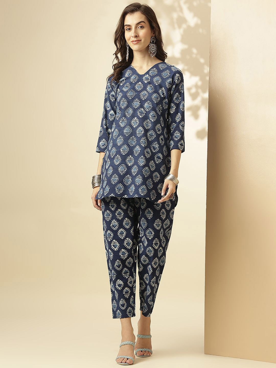 KALINI Ethnic Motifs Printed V-Neck Three-Quarter Sleeves Printed Tunic & Trousers, Navy blue
KALINI Ethnic Motifs Printed V-Neck Three-Quarter Sleeves Printed Tunic & Trousers, Navy blue