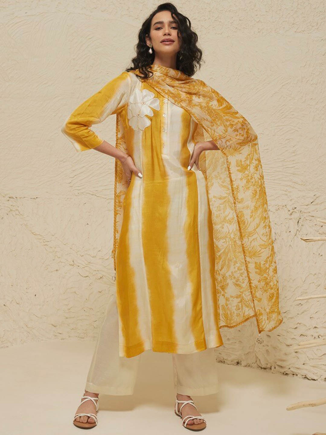 STADO Colourblocked Round Neck Patchwork Straight Kurta With Trousers & Dupatta, Yellow
STADO Colourblocked Round Neck Patchwork Straight Kurta With Trousers & Dupatta, Yellow