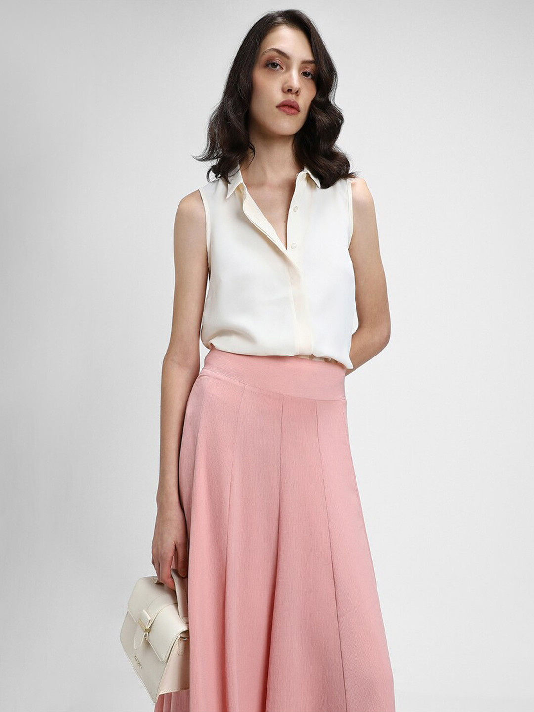 FOREVER 21 Spread Collar Sleeveless Concealed Button Placket Curved Casual Shirt, Cream
FOREVER 21 Spread Collar Sleeveless Concealed Button Placket Curved Casual Shirt, Cream