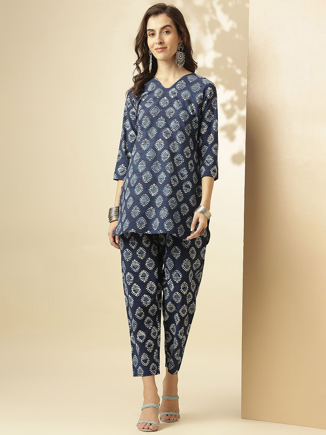 KALINI Ethnic Motifs Printed V-Neck Three-Quarter Sleeves Tunic & Trousers, Navy blue 
KALINI Ethnic Motifs Printed V-Neck Three-Quarter Sleeves Tunic & Trousers, Navy blue