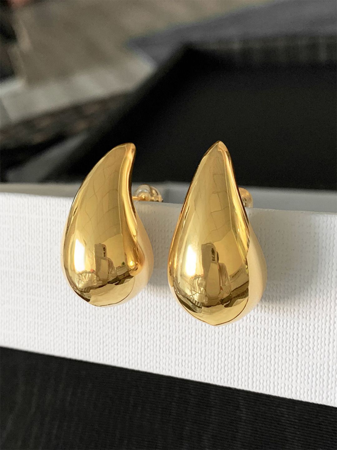 Xivir Contemporary Studs Earrings, Gold
