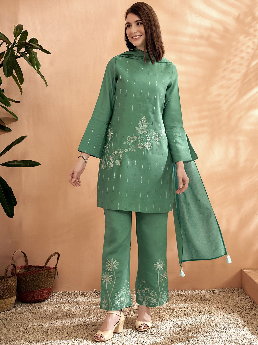 Anouk Green Ethnic Motifs Embroidered Thread Work Straight Kurta With Trousers & Dupatta
Anouk Green Ethnic Motifs Embroidered Thread Work Straight Kurta With Trousers & Dupatta