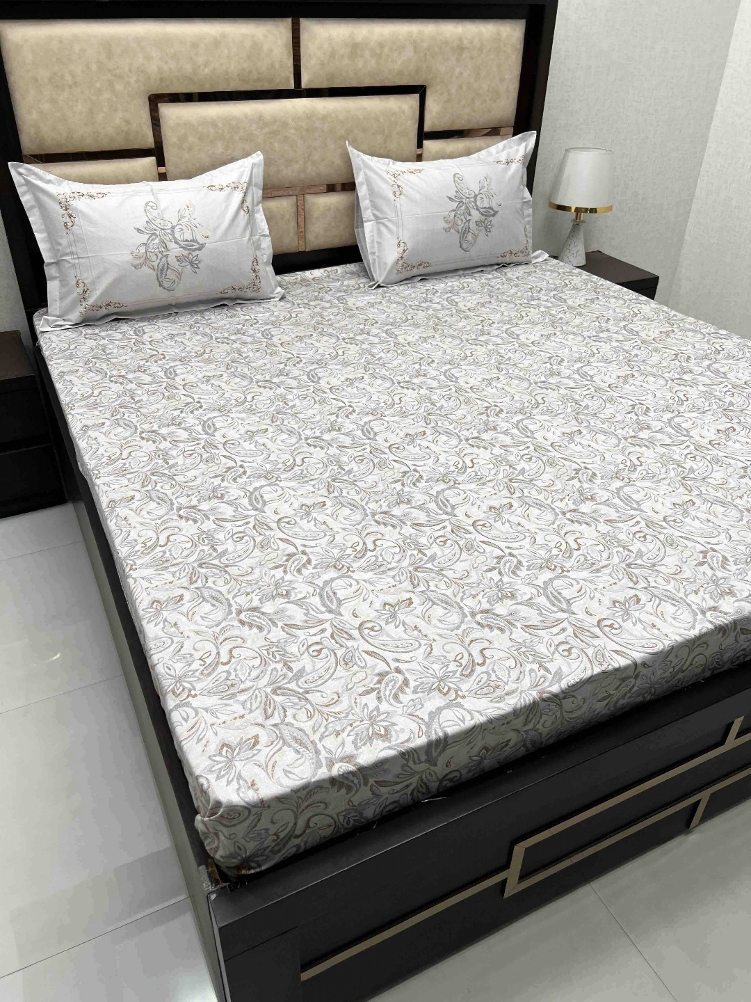 Pure Decor Grey & White Ethnic Motifs 400 Cotton TC King Bedsheet with 2 Pillow Covers
Pure Decor Grey & White Ethnic Motifs 400 Cotton TC King Bedsheet with 2 Pillow Covers