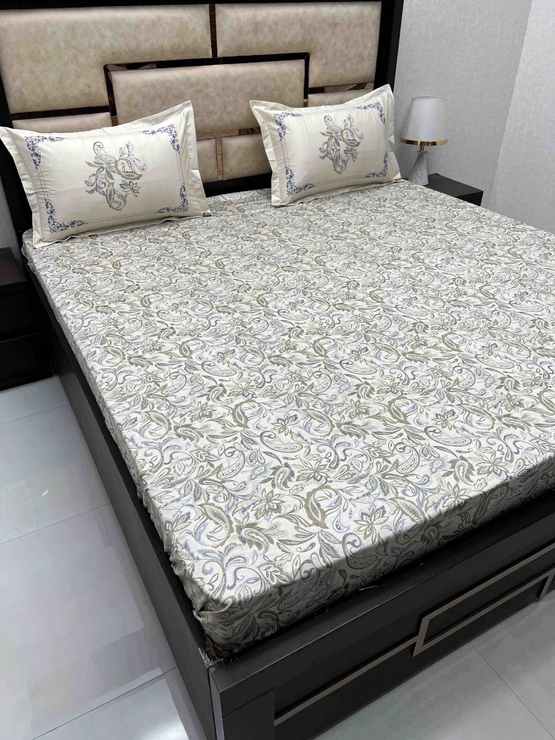 Pure Decor Cream & Green Ethnic Motifs Cotton 400 TC King Bedsheet with 2 Pillow Covers
Pure Decor Cream & Green Ethnic Motifs Cotton 400 TC King Bedsheet with 2 Pillow Covers
