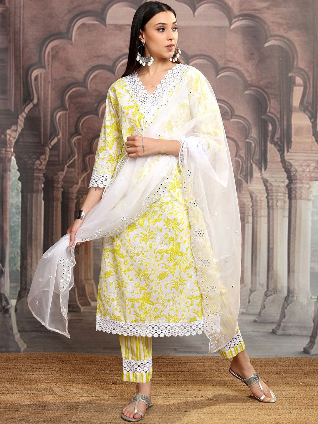 Vishudh Women Floral Printed Regular Thread Work Pure Cotton Kurta with Trousers & Dupatta, Green
Vishudh Women Floral Printed Regular Thread Work Pure Cotton Kurta with Trousers & Dupatta, Green