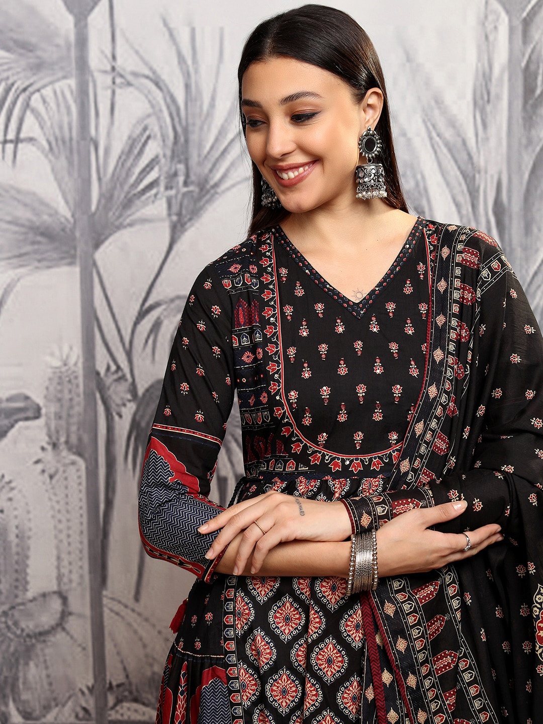 Vishudh Women Ethnic Motifs Printed Regular Pure Cotton Kurta with Trousers & Dupatta, Black
Vishudh Women Ethnic Motifs Printed Regular Pure Cotton Kurta with Trousers & Dupatta, Black