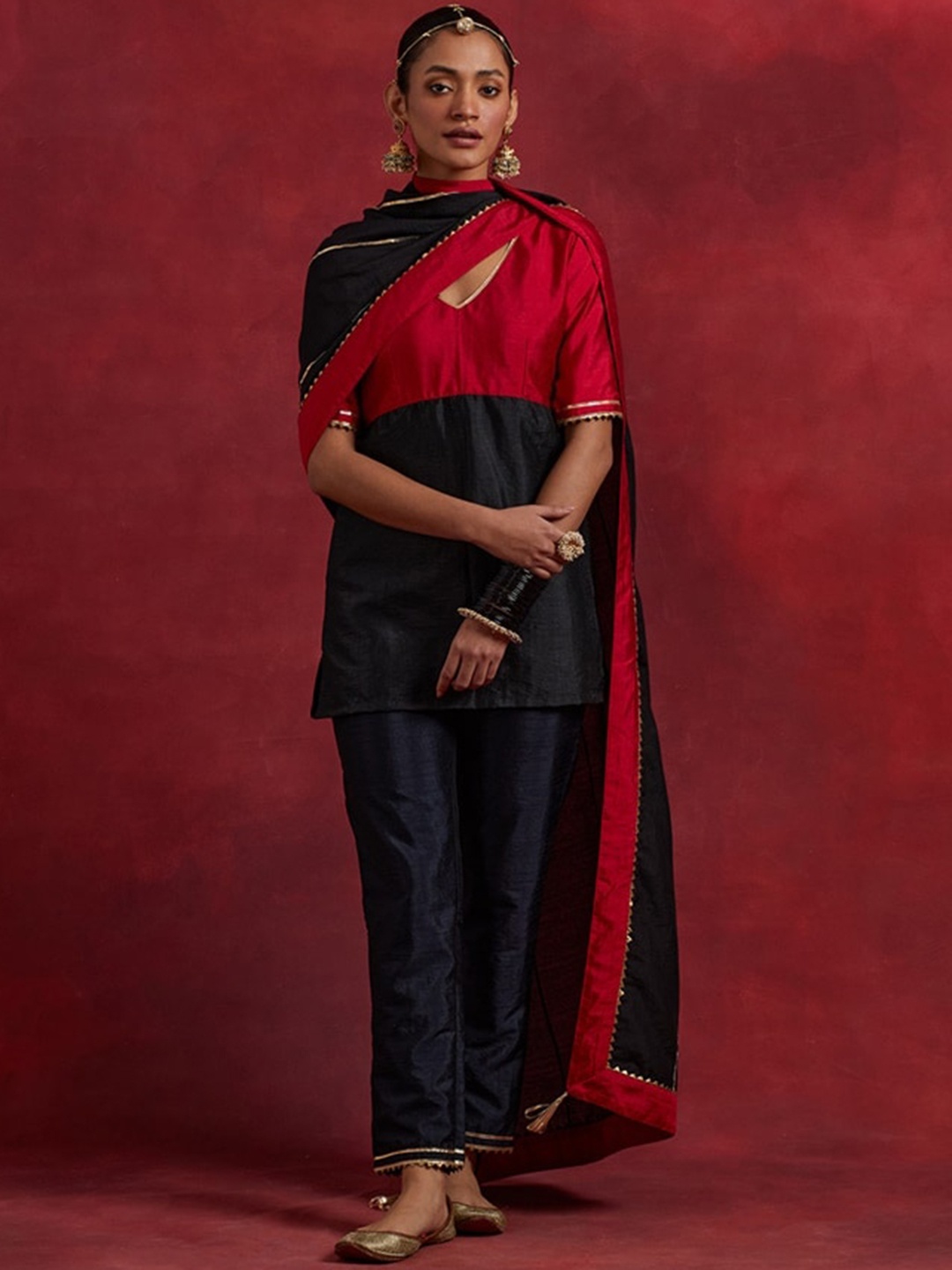 THE INDIAN CAUSE Colourblocked V Neck Gotta Patti Straigt Kurta with Trousers & Dupatta, Red
THE INDIAN CAUSE Colourblocked V Neck Gotta Patti Straigt Kurta with Trousers & Dupatta, Red