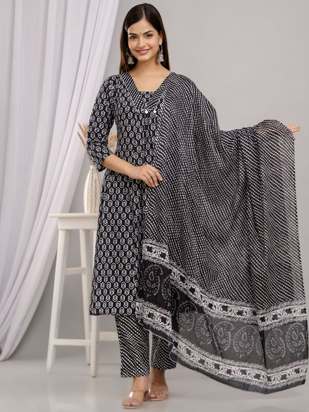 D K W Women Floral Printed Regular Pure Cotton Kurta with Trousers & Dupatta, Black
D K W Women Floral Printed Regular Pure Cotton Kurta with Trousers & Dupatta, Black