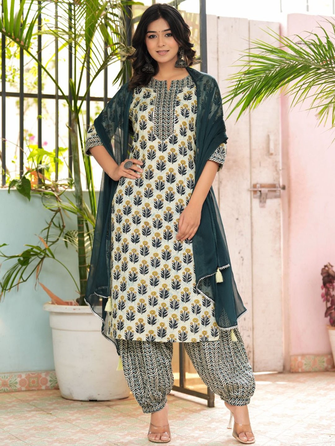 Hatheli Women Ethnic Motifs Printed Regular Gotta Patti Pure Cotton Kurta with Salwar Set, Green
Hatheli Women Ethnic Motifs Printed Regular Gotta Patti Pure Cotton Kurta with Salwar Set, Green