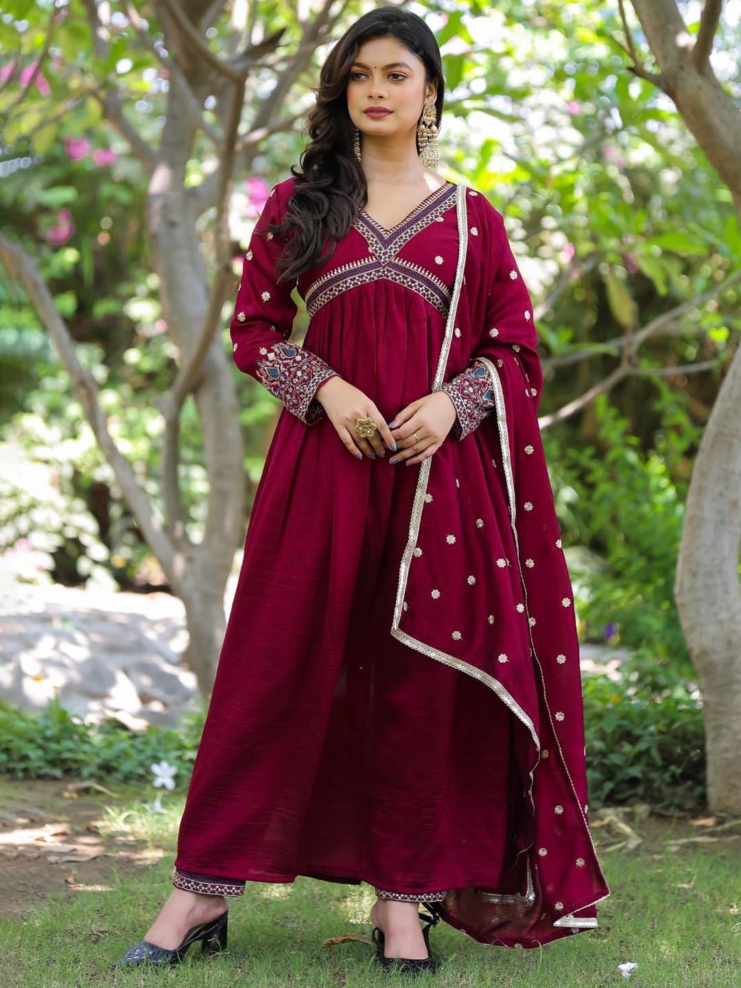 Suha Women Floral Yoke Design Regular Thread Work Raw Silk Kurta with Trousers & With Dupatta, Maroon
Suha Women Floral Yoke Design Regular Thread Work Raw Silk Kurta with Trousers & With Dupatta, Maroon