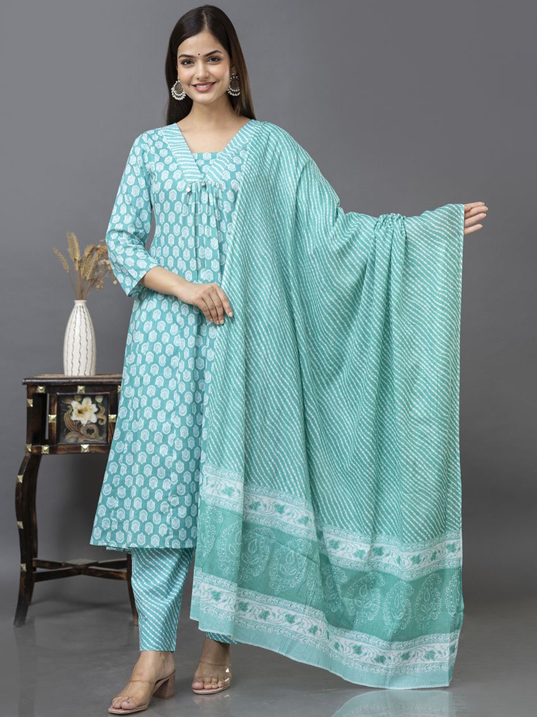 D K W Women Floral Printed Regular Pure Cotton Kurta with Trousers & With Dupatta, Sea green
D K W Women Floral Printed Regular Pure Cotton Kurta with Trousers & With Dupatta, Sea green
