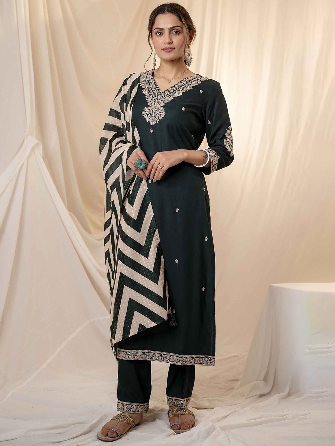 Nehamta Women Floral Embroidered Regular Sequinned Kurta with Trousers & Dupatta, Green
Nehamta Women Floral Embroidered Regular Sequinned Kurta with Trousers & Dupatta, Green