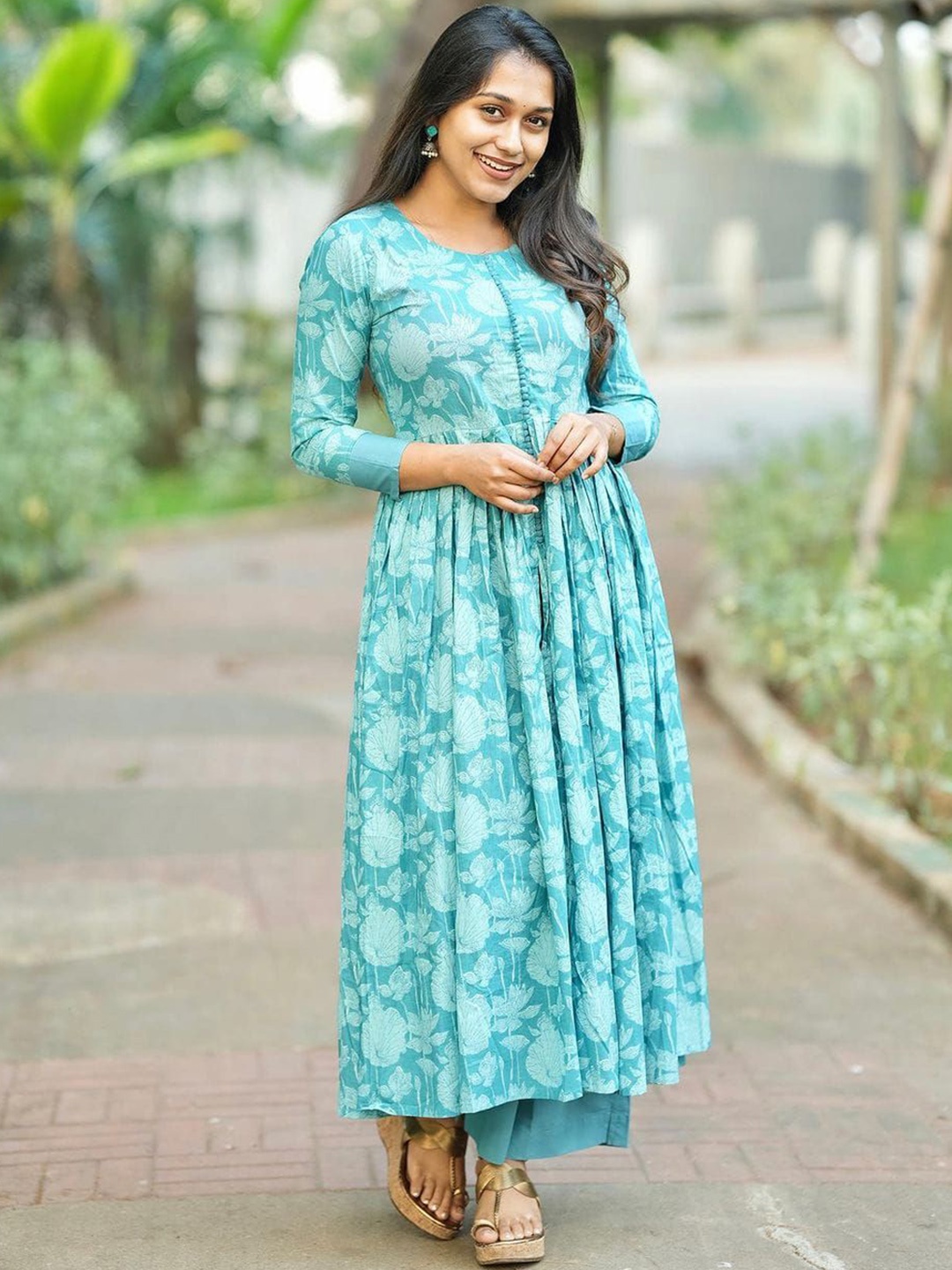 KALINI Women Floral Printed Regular Pure Cotton Kurta with Trousers & With Dupatta, Blue
KALINI Women Floral Printed Regular Pure Cotton Kurta with Trousers & With Dupatta, Blue