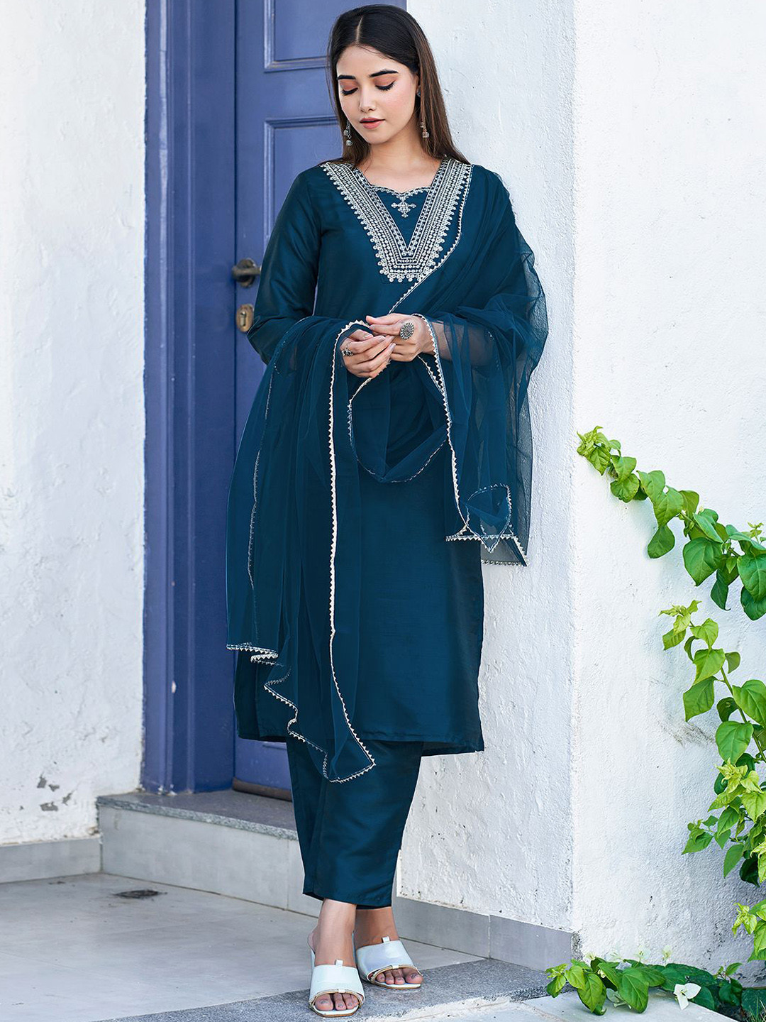 SKYLEE Women Embroidered Regular Thread Work Kurta with Trousers & With Dupatta, Teal
SKYLEE Women Embroidered Regular Thread Work Kurta with Trousers & With Dupatta, Teal