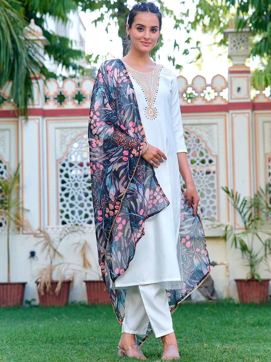 Anouk Women Floral Yoke Design Regular Sequinned Kurta with Trousers & With Dupatta, Black
Anouk Women Floral Yoke Design Regular Sequinned Kurta with Trousers & With Dupatta, Black