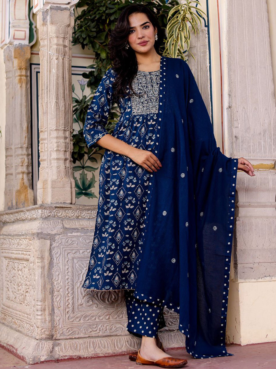VASVI Women Floral Embroidered Regular Thread Work Pure Cotton Kurta with Trousers & With Dupatta, Teal
VASVI Women Floral Embroidered Regular Thread Work Pure Cotton Kurta with Trousers & With Dupatta, Teal