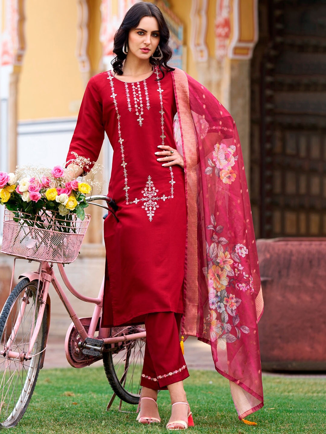 VredeVogel Women Floral Embroidered Regular Thread Work Kurta with Trousers & With Dupatta, Maroon
VredeVogel Women Floral Embroidered Regular Thread Work Kurta with Trousers & With Dupatta, Maroon