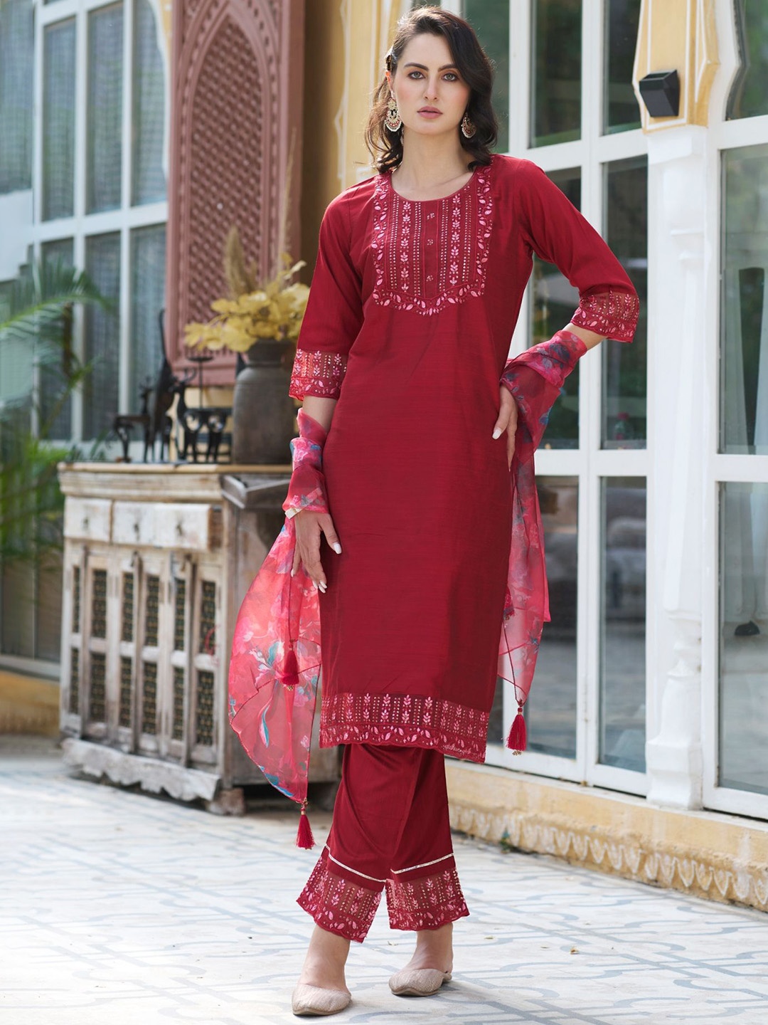 VredeVogel Women Floral Embroidered Regular Sequinned Kurta with Trousers & With Dupatta, Red
VredeVogel Women Floral Embroidered Regular Sequinned Kurta with Trousers & With Dupatta, Red