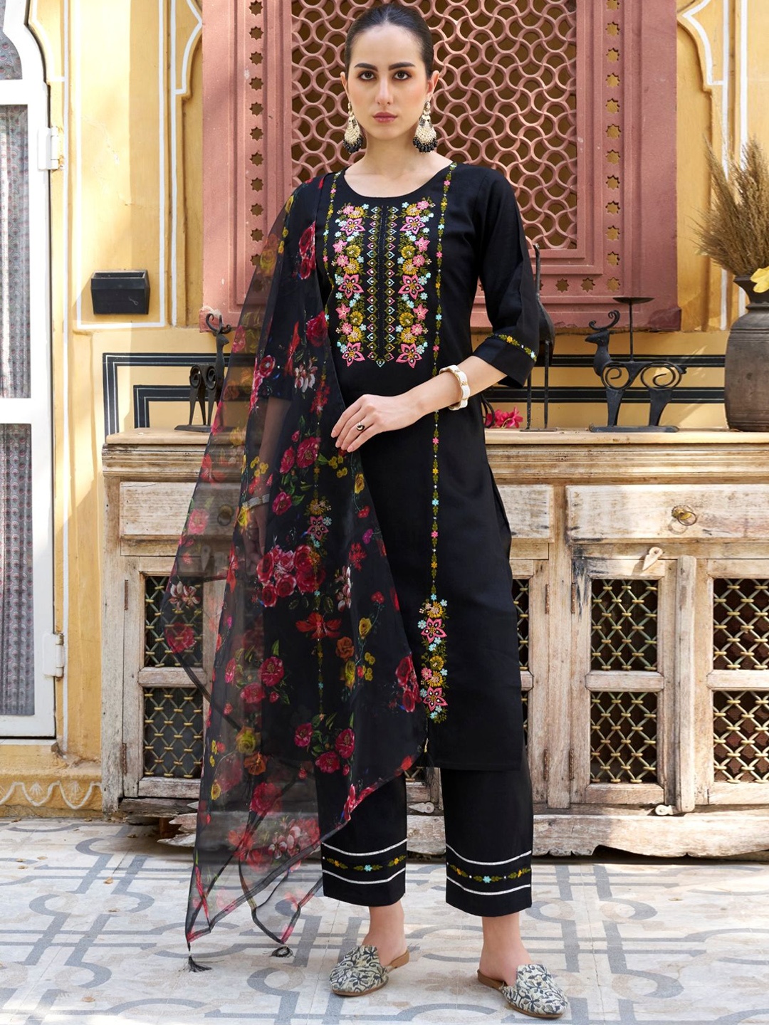 VredeVogel Women Floral Embroidered Regular Kurta with Trousers & With Dupatta, Black
VredeVogel Women Floral Embroidered Regular Kurta with Trousers & With Dupatta, Black