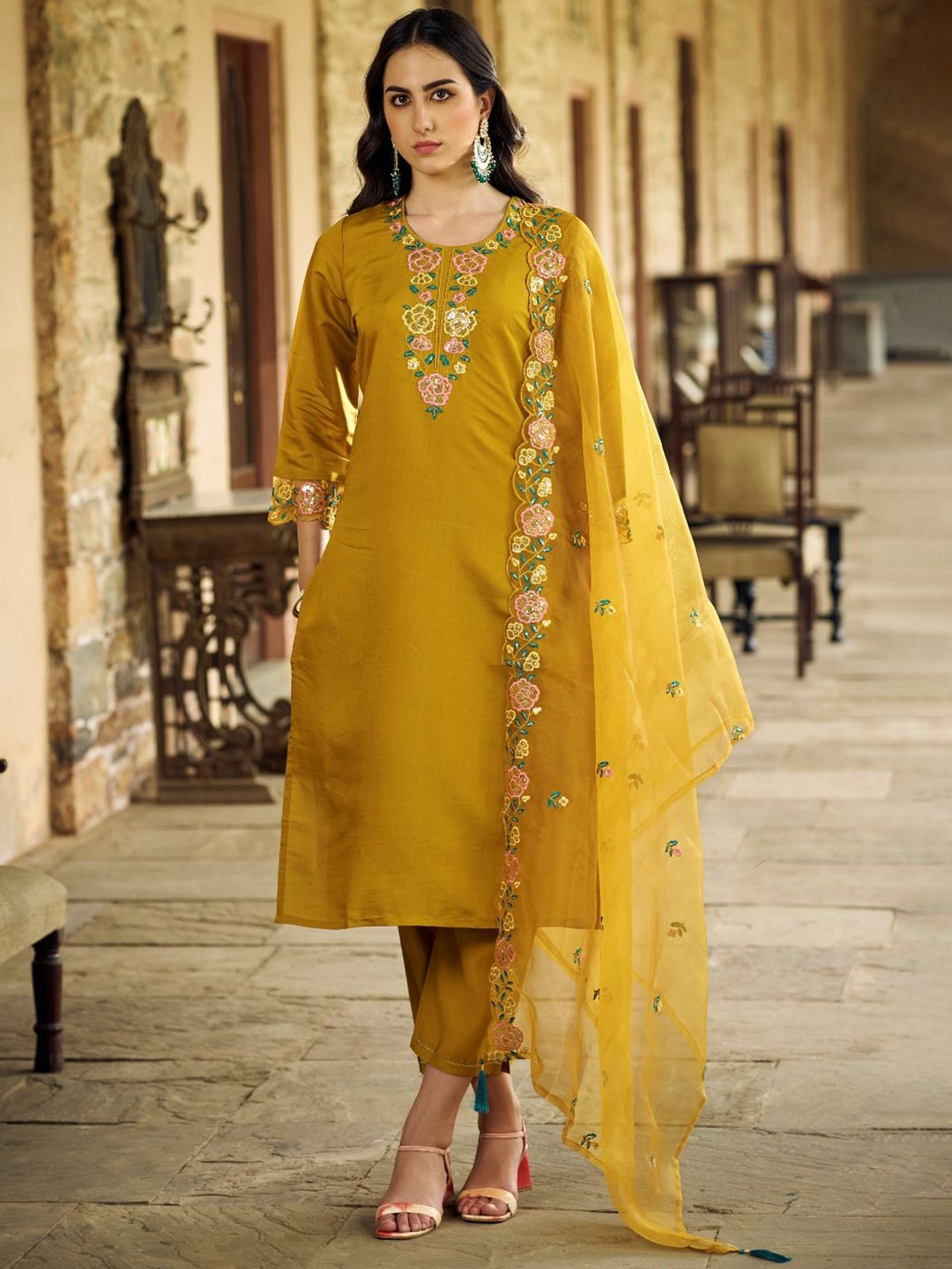 VredeVogel Women Floral Embroidered Regular Thread Work Kurta with Trousers & With Dupatta, Mustard
VredeVogel Women Floral Embroidered Regular Thread Work Kurta with Trousers & With Dupatta, Mustard