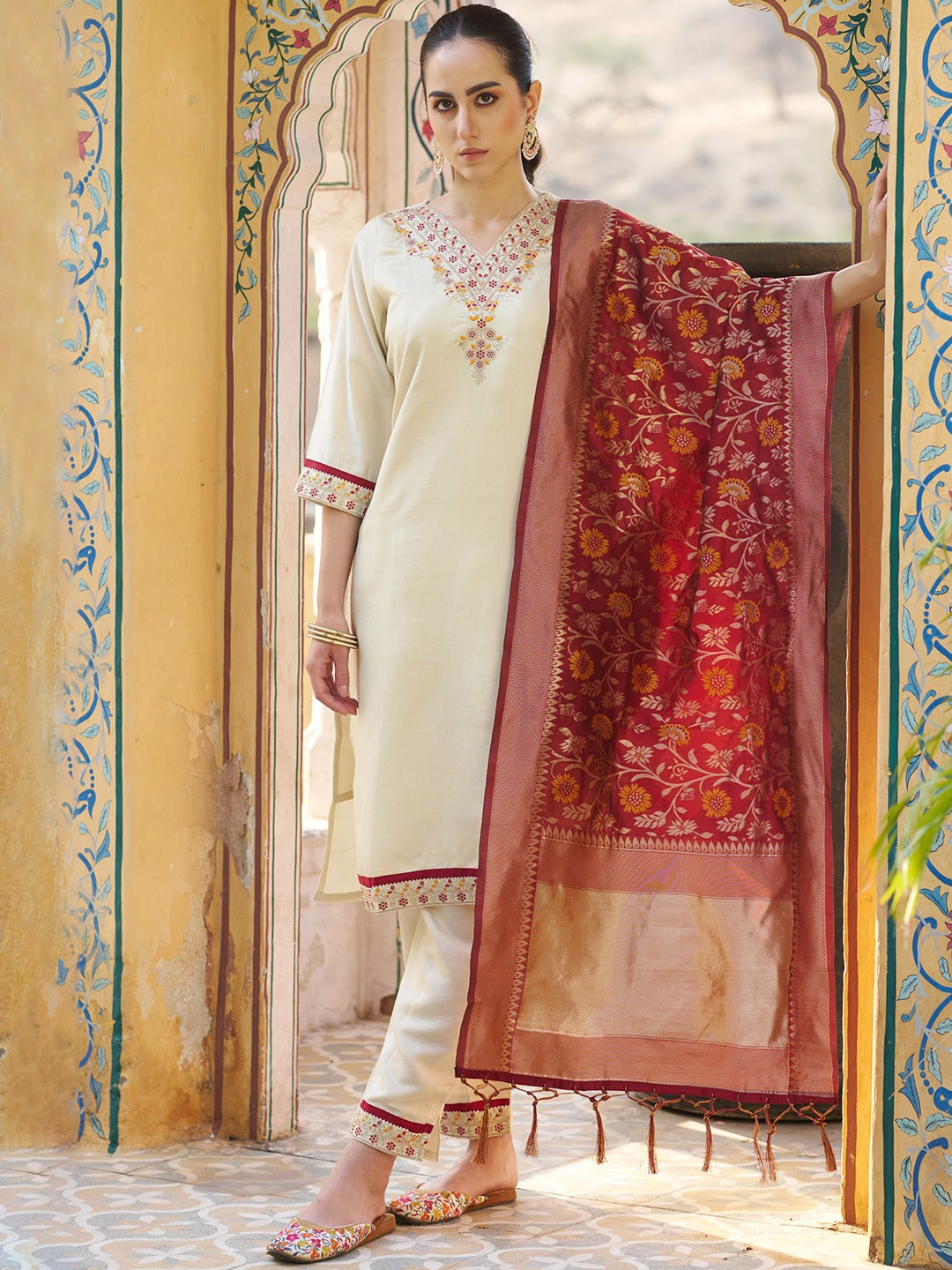 VredeVogel Women Floral Embroidered Regular Thread Work Kurta with Trousers & With Dupatta, Cream
VredeVogel Women Floral Embroidered Regular Thread Work Kurta with Trousers & With Dupatta, Cream