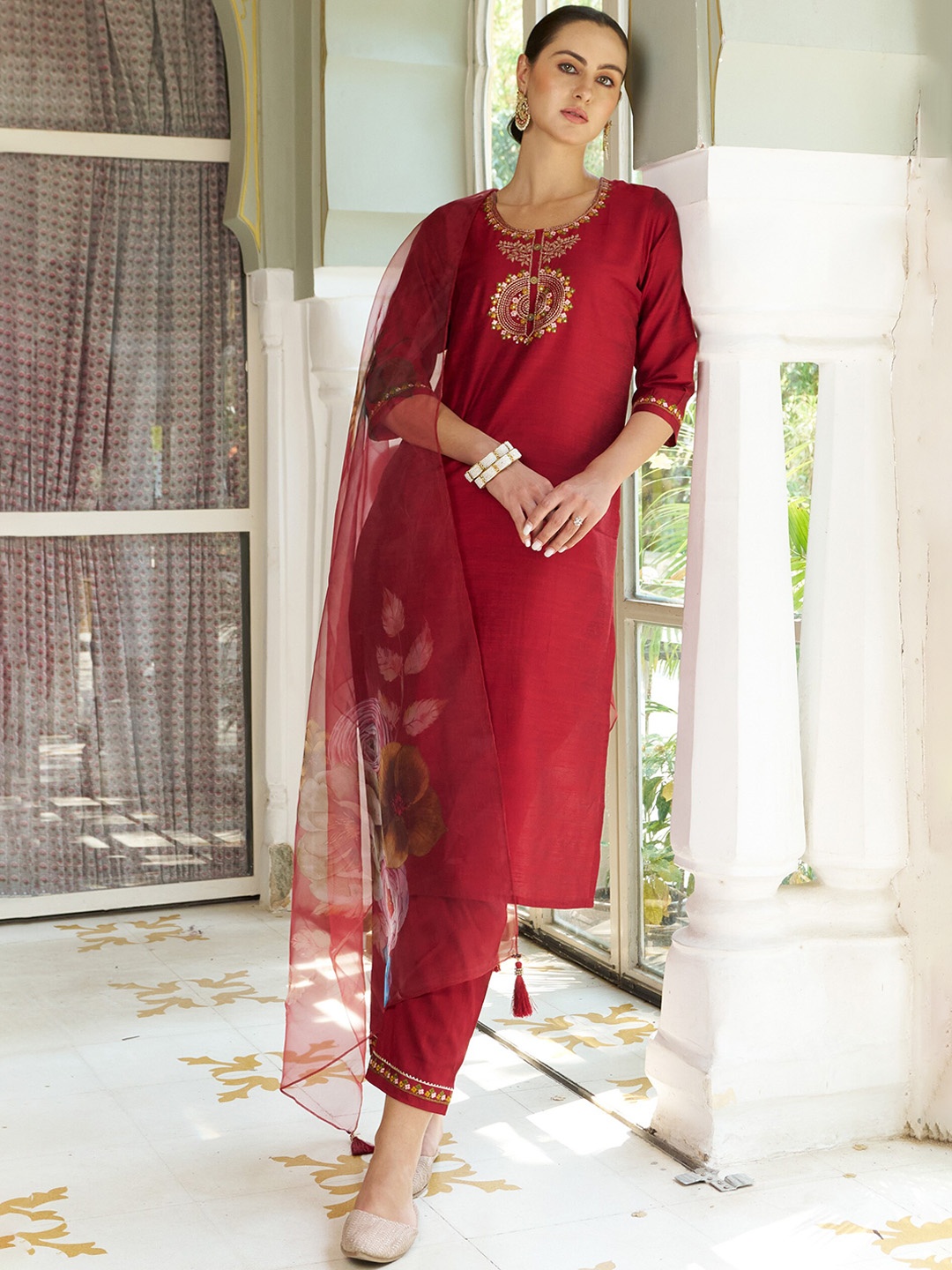VredeVogel Women Ethnic Motifs Embroidered Regular Kurta with Trousers & With Dupatta, Maroon
VredeVogel Women Ethnic Motifs Embroidered Regular Kurta with Trousers & With Dupatta, Maroon