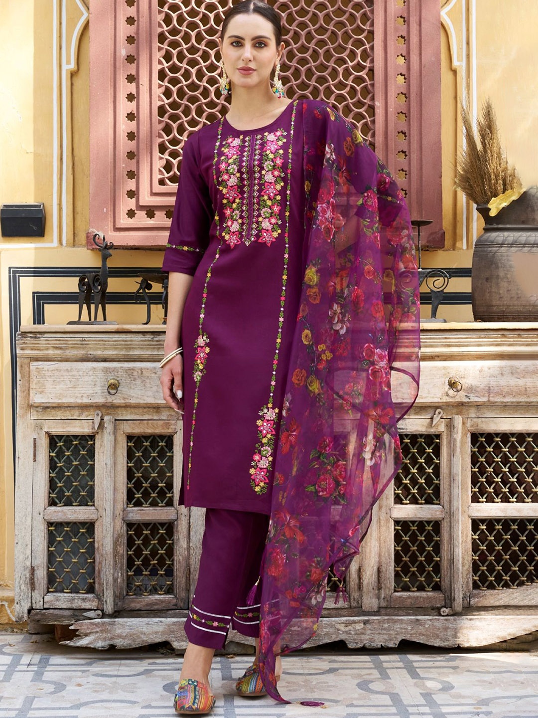 VredeVogel Women Floral Embroidered Regular Thread Work Kurta with Trousers & With Dupatta, Purple
VredeVogel Women Floral Embroidered Regular Thread Work Kurta with Trousers & With Dupatta, Purple