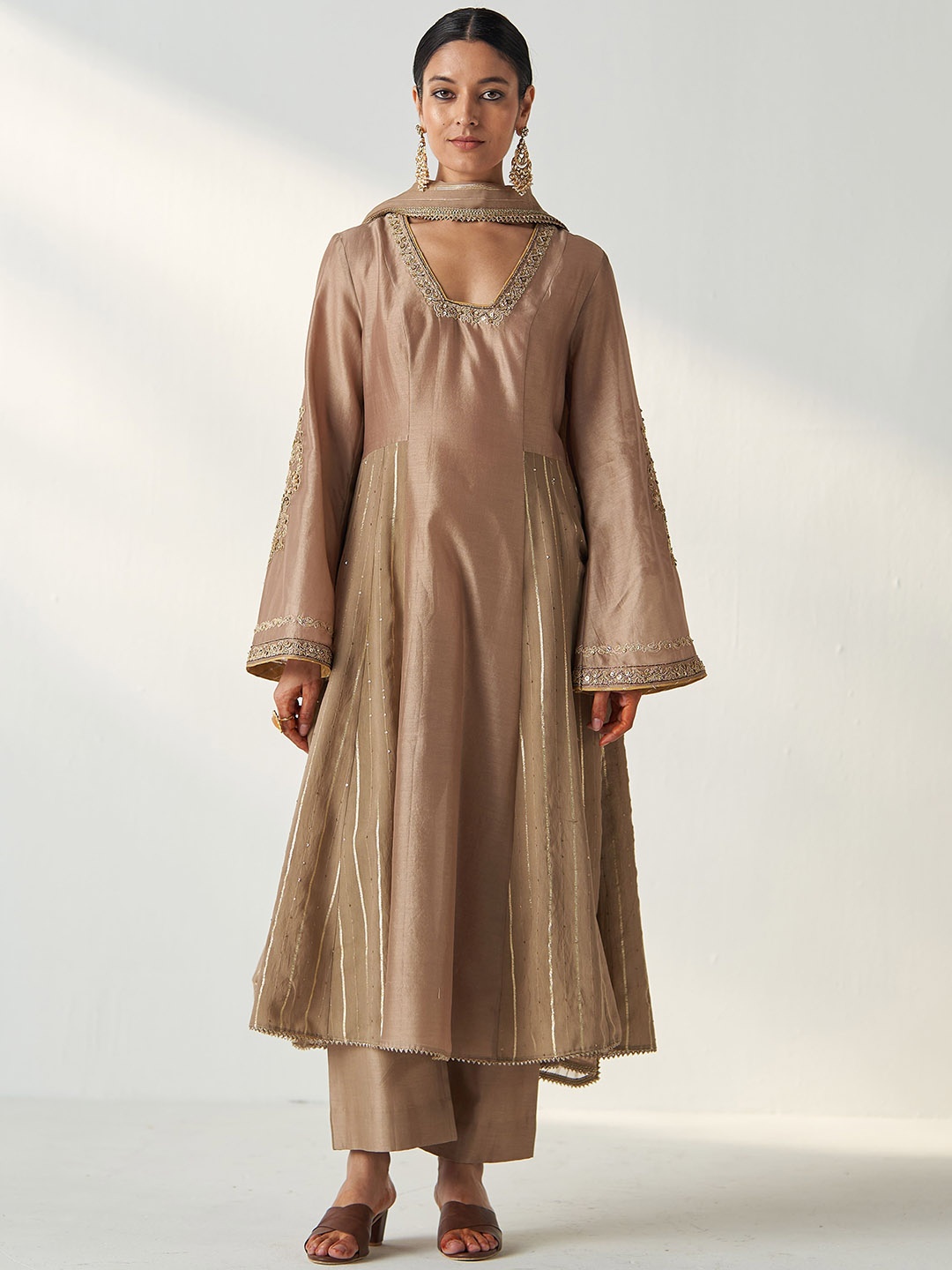STUDIO BAGECHAA Women Floral Yoke Design Regular Sequinned Chanderi Cotton Kurta Sets, Brown
STUDIO BAGECHAA Women Floral Yoke Design Regular Sequinned Chanderi Cotton Kurta Sets, Brown