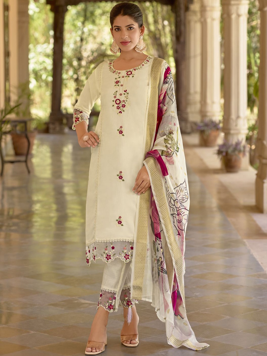 VredeVogel Women Floral Embroidered Regular Thread Work Kurta with Trousers & With Dupatta, White
VredeVogel Women Floral Embroidered Regular Thread Work Kurta with Trousers & With Dupatta, White