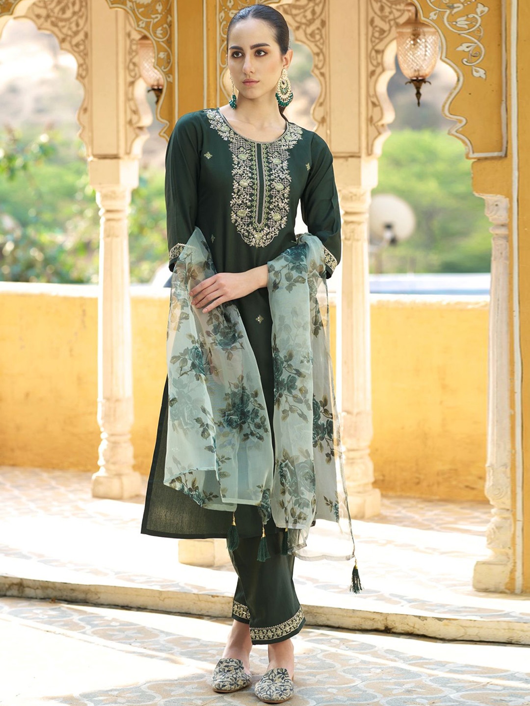 VredeVogel Women Floral Embroidered Regular Kurta with Trousers & With Dupatta, Green
VredeVogel Women Floral Embroidered Regular Kurta with Trousers & With Dupatta, Green