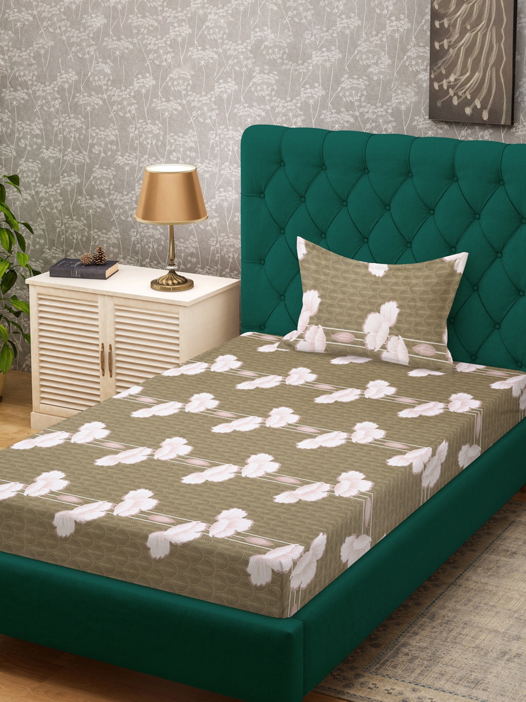 KLOTTHE Mustard-Brown Floral Printed Pure Cotton 400 TC Single Bedsheet With Pillow Cover
KLOTTHE Mustard-Brown Floral Printed Pure Cotton 400 TC Single Bedsheet With Pillow Cover