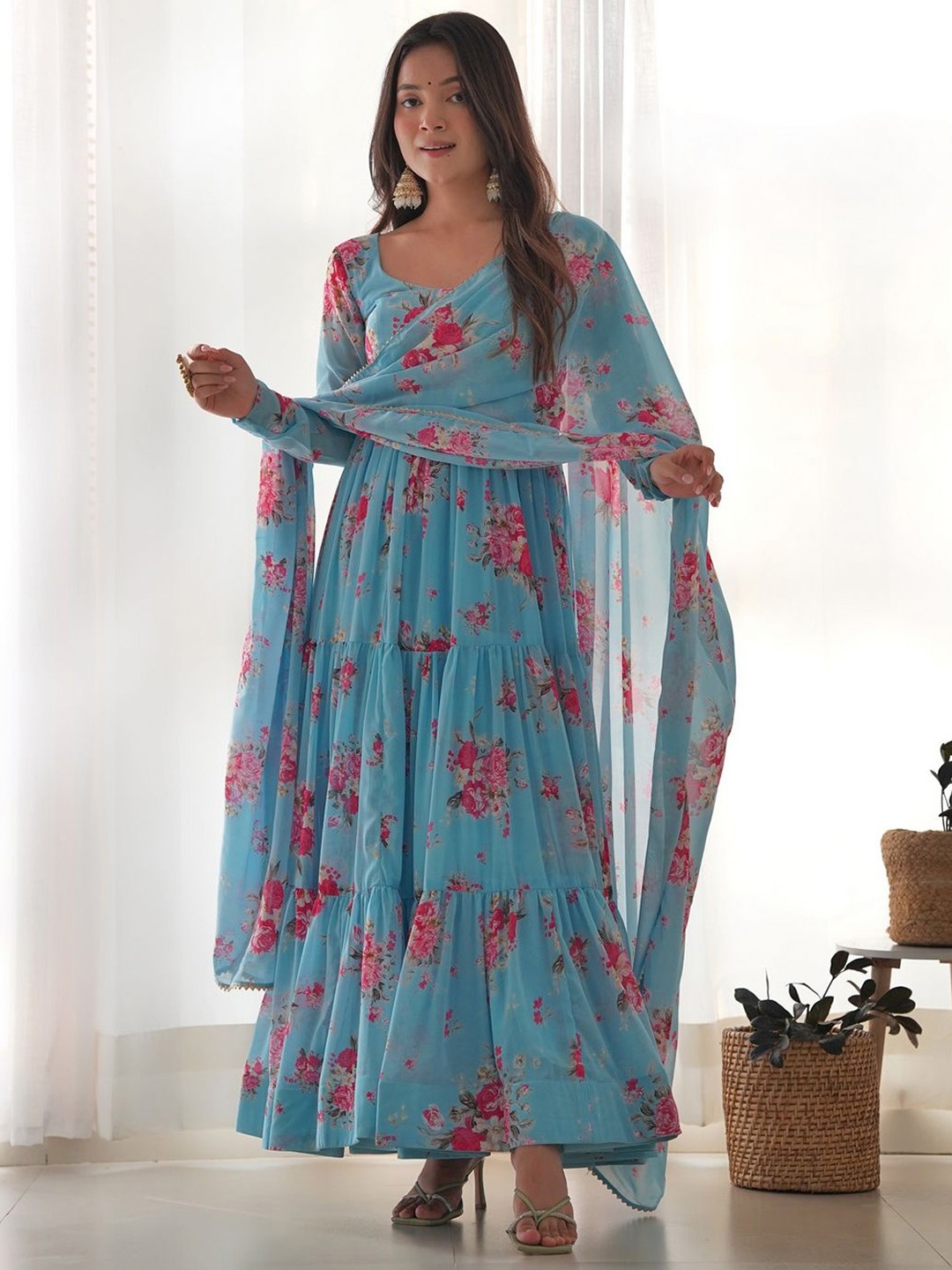 Yara Creation Women Floral Printed Regular Silk Georgette Kurta with Trousers & With Dupatta, Blue
Yara Creation Women Floral Printed Regular Silk Georgette Kurta with Trousers & With Dupatta, Blue