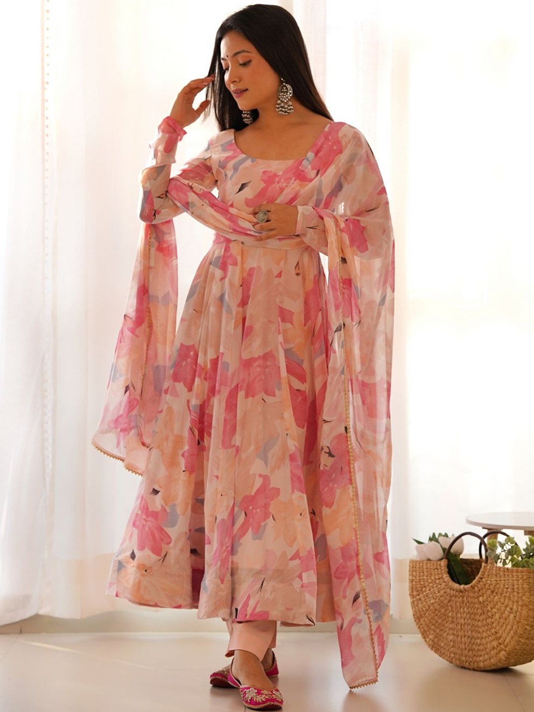 Yara Creation Women Floral Printed Regular Silk Georgette Kurta with Trousers & With Dupatta, Pink
Yara Creation Women Floral Printed Regular Silk Georgette Kurta with Trousers & With Dupatta, Pink