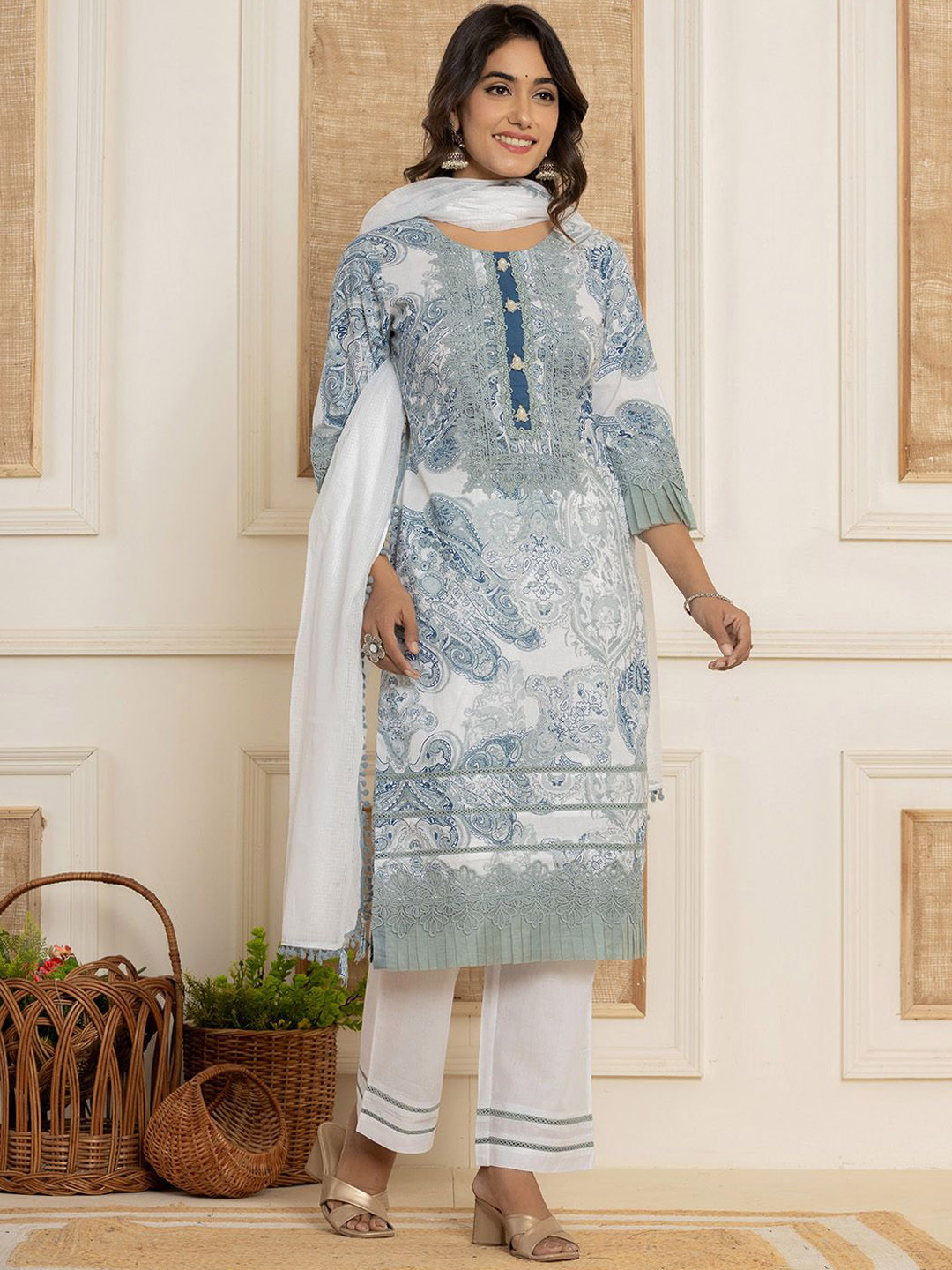 Yufta Women Regular Thread Work Pure Cotton Kurta with Trousers & With Dupatta, Grey
Yufta Women Regular Thread Work Pure Cotton Kurta with Trousers & With Dupatta, Grey