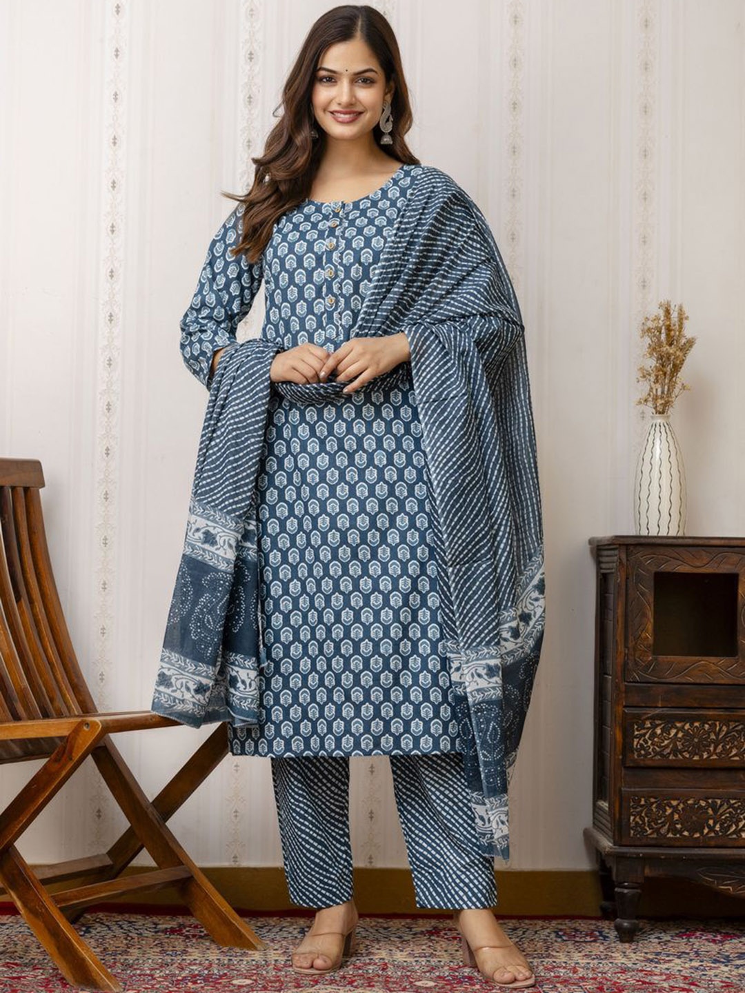 D K W Women Floral Printed Regular Pure Cotton Kurta with Trousers & With Dupatta, Navy blue
D K W Women Floral Printed Regular Pure Cotton Kurta with Trousers & With Dupatta, Navy blue