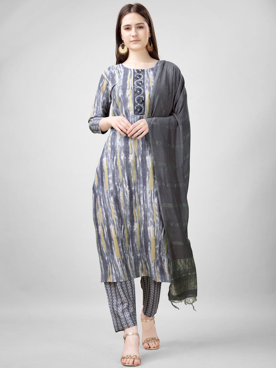ARADHNA Women Paisley Embroidered Regular Gotta Patti Kurta with Trousers & Dupatta, Grey
ARADHNA Women Paisley Embroidered Regular Gotta Patti Kurta with Trousers & Dupatta, Grey