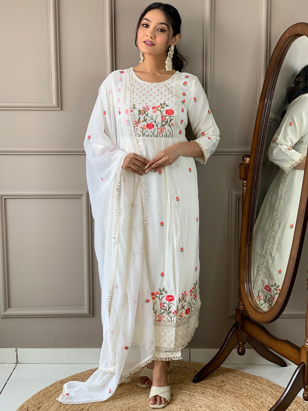 THE52 Women Floral Embroidered Regular Thread Work Kurta with Trousers & With Dupatta, White
THE52 Women Floral Embroidered Regular Thread Work Kurta with Trousers & With Dupatta, White