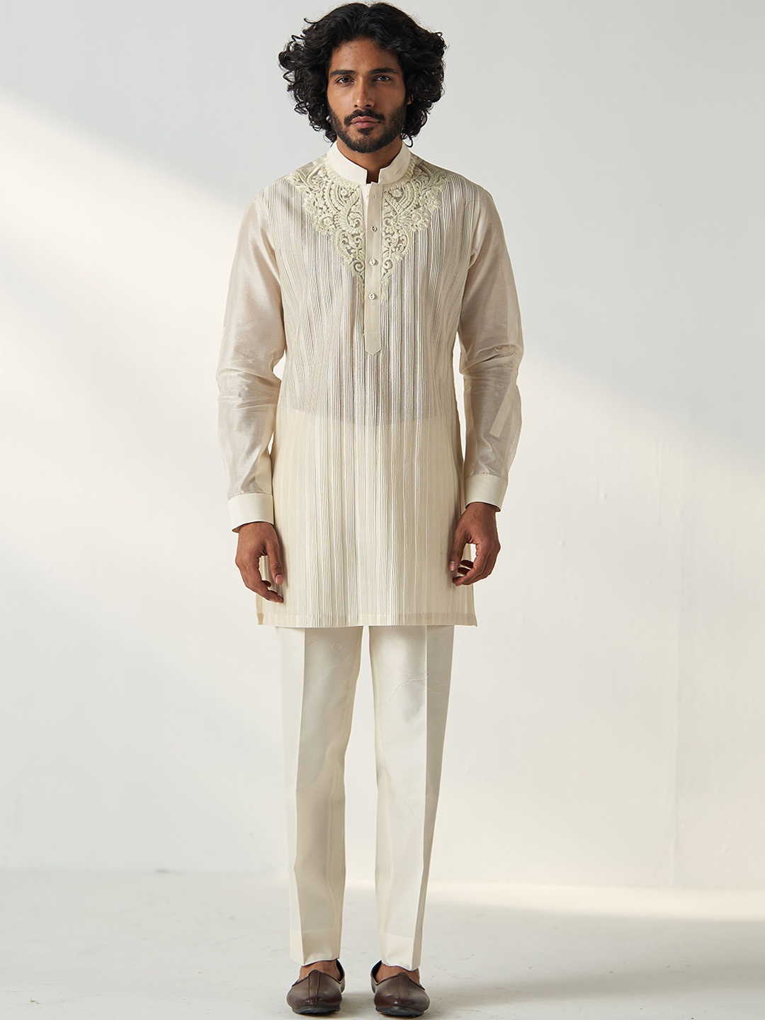 STUDIO BAGECHAA Men Floral Yoke Design Regular Chanderi Silk Kurta with Trousers, Off white
STUDIO BAGECHAA Men Floral Yoke Design Regular Chanderi Silk Kurta with Trousers, Off white